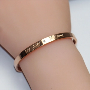 Roségoldenes C-förmiges Titanstahl-Armband mit CNC-Diamant und My Story Gravur