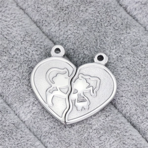 Colgante de corazón roto para pareja en acero inoxidable plateado con siluetas en terciopelo