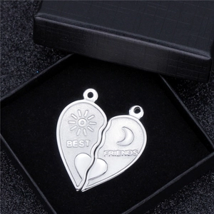 Collana con ciondolo a cuore spezzato in acciaio inossidabile con incisione Best Friends