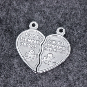 Pendentif cœur brisé Cupidon en acier inoxydable avec gravure espagnole sur feutre