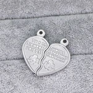 Pendentifs cœur en acier poli avec gravure de Cupidon et texte romantique en espagnol
