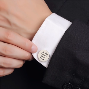 Boutons de manchette ronds en argent poli avec gravure To the Moon and Back sur chemise
