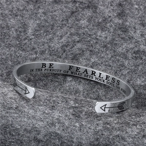 Poliertes silbernes Edelstahl-Armband mit inspirierender Gravur für Damen