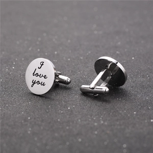 Boutons de manchette ronds en acier argenté avec gravure noire I love you