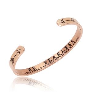 Roségoldenes Edelstahlarmband mit Be Fearless Gravur und Pfeildetails auf weißem Hintergrund