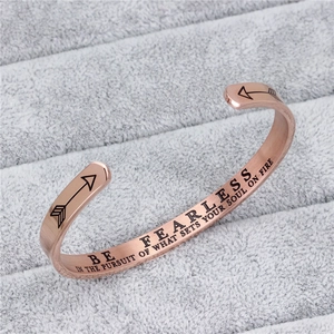 Roségoldenes Edelstahlarmband mit Be Fearless-Gravur und Pfeil-Design-Details