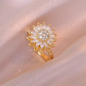 Bague tournesol dorée avec pétales en zircone étincelants sur fond de soie élégant