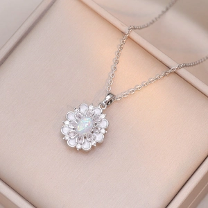 Collier pendentif floral avec centre en opale irisée et pétales en émail blanc
