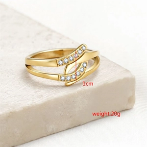Détail macro d'une bague dorée à double couche avec oxydes de zirconium et largeur de 1cm