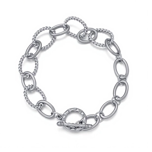 Detalle de pulsera de cadena de plata con cierre de barra y eslabones trenzados