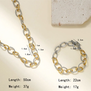 Detalle del conjunto de collar y pulsera de cadena de eslabones bicolores con cierre de OT