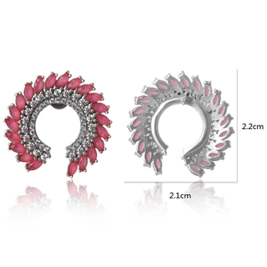 Vista de detalle con las medidas de 2,2 cm y 2,1 cm de los pendientes de aro con circonitas