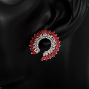 Pendientes de abanico plateados con piedras rojo rubí y circonitas blancas