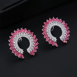Elegantes pendientes dorados en forma de abanico con rubíes rosas y circonitas finas