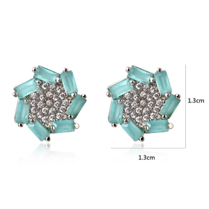 Dettaglio di orecchini a fiore con zaffiro e zircone con dimensioni di 1,3cm