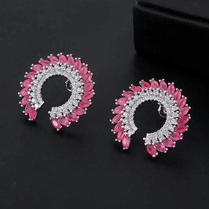Elegantes pendientes en forma de C con piedras marquise rosa y diamantes blancos