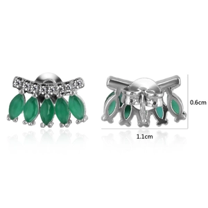 Detalle de los pendientes de plata con piedras verdes marquise y circonitas blancas