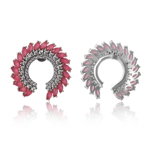 Exquisitos pendientes de rubí en forma de abanico con diamantes y base de metal plateado