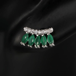 Pendientes elegantes de plata con esmeraldas talla marquesa y pequeños detalles de circonia