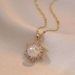 Elegante goldene Halskette mit strahlendem Sonnenblumen-Anhänger aus Perle und Zirkon