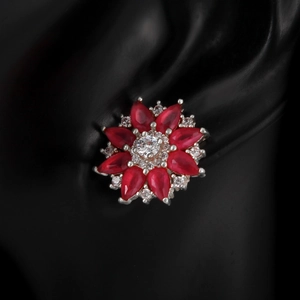 Exquisite Blumenohrstecker mit roten Birnenschliffsteinen und weißen Zirkonia auf Silber