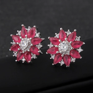 Exquisite Blumen-Ohrstecker mit roten Rubinen und Zirkonia in glänzender Silberfassung