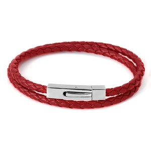 Pulsera de cuero trenzado rojo de doble capa con cierre magnético plateado en fondo blanco
