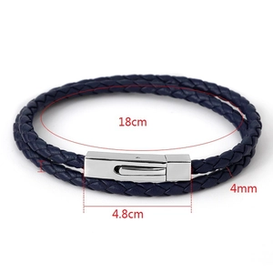 Detalle de pulsera de cuero trenzado azul marino de 18cm con cierre imán de 4,8cm
