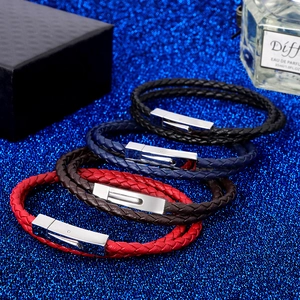 Detalle de pulseras de cuero trenzado de doble capa con cierres magnéticos plateados variados