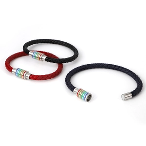 Geflochtene Lederarmbänder in drei Farben mit Regenbogen-Magnetverschluss auf Weiß