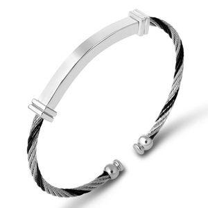Dettaglio del bracciale a cavo con piastra in argento liscia per personalizzazione