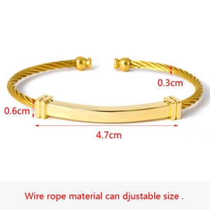 Dettaglio del bracciale a fune dorata che mostra le dimensioni della piastra rettangolare