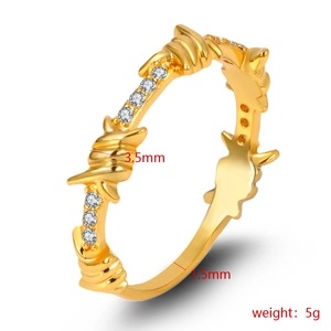 Dettaglio dell'anello a spine dorato con zirconi bianchi e indicazione del peso di 5g