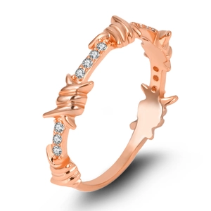 Anello in oro rosa stile filo spinato con zirconi pavé visto a 45 gradi