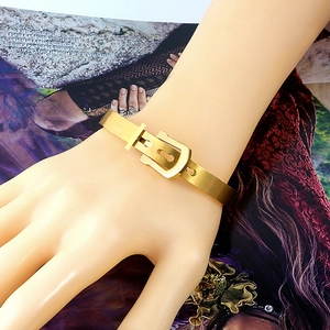 Bracelet jonc en acier titane doré brossé avec design boucle de ceinture chic