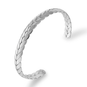 Makro-Detail von silbernem geflochtenem Manschettenarmband mit polierter Oberfläche
