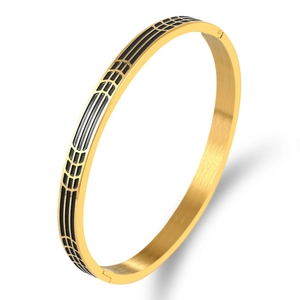 Brazalete moderno de acero de titanio chapado en oro con patrones geométricos de esmalte negro