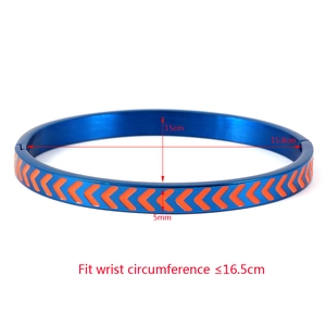 Dettaglio del bracciale rigido smaltato blu da 5mm con misure e motivo a freccia