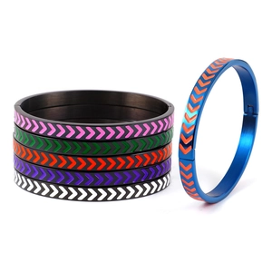Dettaglio di bracciali in acciaio inossidabile con motivo a freccia in smalto