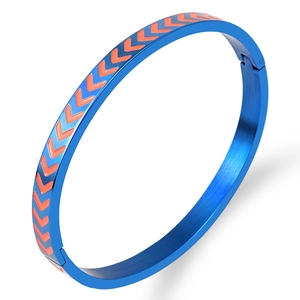 Dettaglio del bracciale in acciaio blu con motivo a freccia in smalto arancione e fibbia