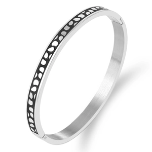 Détail macro du bracelet en acier inoxydable avec motifs goutte d'eau en émail noir