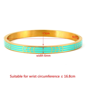 Vista detallada del tamaño del brazalete de acero de titanio dorado y esmalte azul
