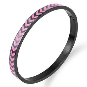 Bracciale a cerniera in acciaio inossidabile nero con motivo a freccia in smalto rosa