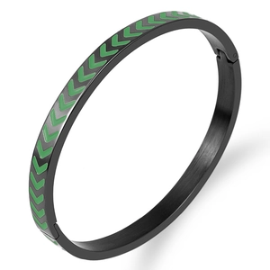 Bracciale a cerniera in acciaio inossidabile nero con frecce chevron in smalto verde