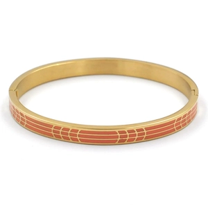 Detalle de brazalete de acero inoxidable dorado con esmalte geométrico naranja