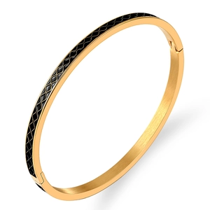 Bracciale in acciaio titanio dorato con smalto nero e motivo ondulato in stile minimal