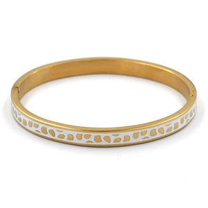 Vue détaillée du fermoir à charnière et du bracelet en émail blanc moucheté