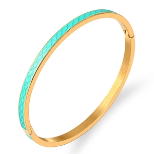 Bracciale rigido in acciaio al titanio dorato con smalto verde acqua e motivo a onde