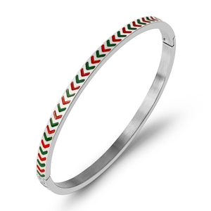 Dettaglio del bracciale in acciaio inossidabile con motivo a freccia in smalto