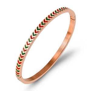 Dettaglio del bracciale in acciaio oro rosa con motivi a freccia in smalto rosso e verde